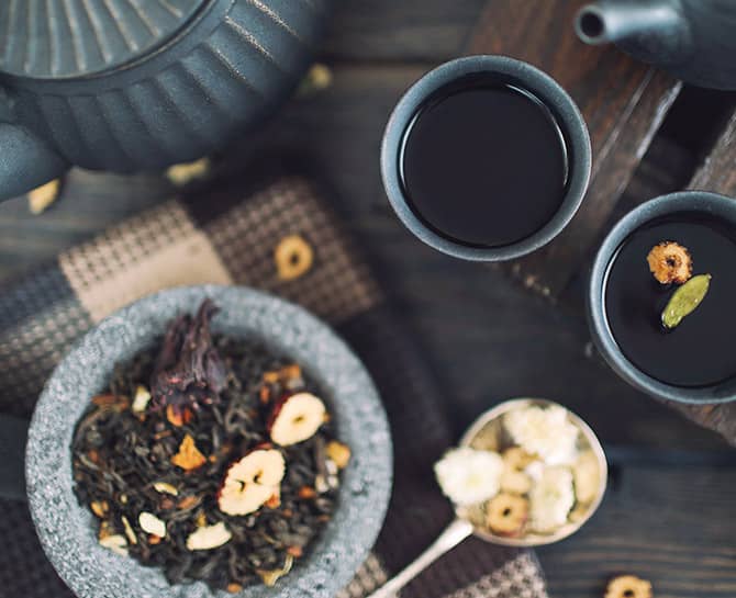 Tea leaves and herbal ingredients